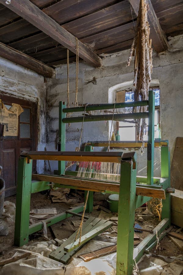 Telaio d'annata nocivo in una vecchia casa abbandonata con la parete di lerciume ed il soffitto di legno fotografia stock libera da diritti Telaio d'annata nocivo in una vecchia casa abbandonata con la parete di lerciume ed il soffitto di legno fotografia stock libera da diritti