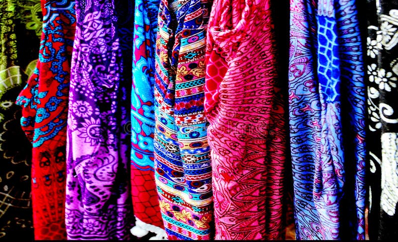 Telas tropicais coloridas na exposição para a venda no mercado imagens de stock Telas tropicais coloridas na exposição para a venda no mercado imagens de stock