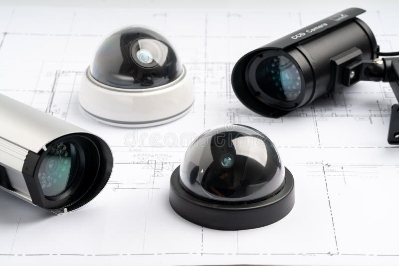 Telecamera online di sicurezza cctv con piano di casa fotografia stock