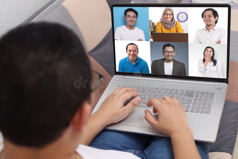 Teleconferencia durante el trabajo desde el hogar debido a la pandemia de coronavirus. vistas de pantalla de pc webcam durante las fotos de archivo