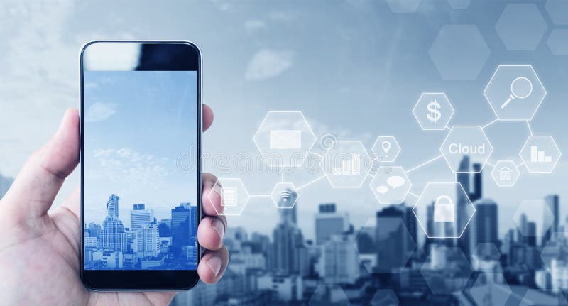 Telefon för hållande mobil för hand smart, på stadsbakgrund med applikationsymboler royaltyfri bild Telefon för hållande mobil för hand smart, på stadsbakgrund med applikationsymboler royaltyfri bild