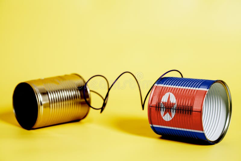 Telefon för tenn- can med den Nordkorea flaggan svart telefon för kommunikationsbegreppsmottagare fotografering för bildbyråer Telefon för tenn- can med den Nordkorea flaggan svart telefon för kommunikationsbegreppsmottagare fotografering för bildbyråer