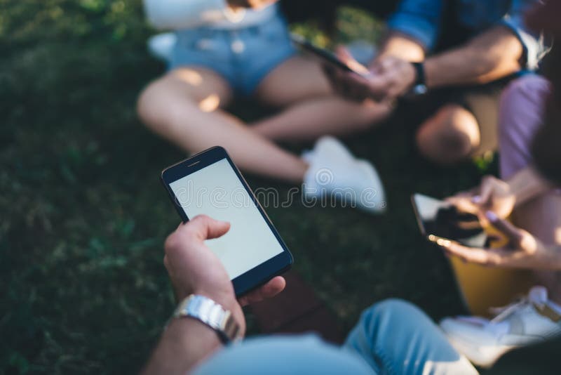 Telefon în mână om stând pe gazon royalty free stock image