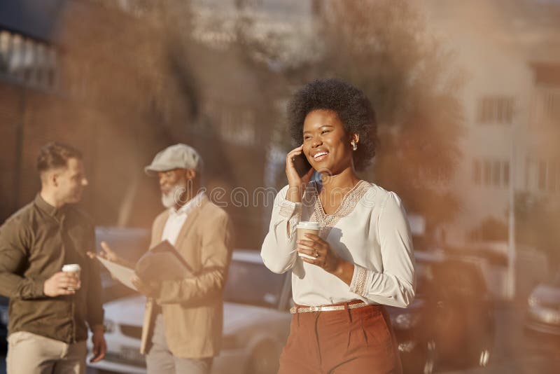 Jovem mulher sorrindo e rindo enquanto enviava mensagens de texto em um  telefone em casa mulher alegre conversando com seus amigos nas mídias  sociais navegando online e assistindo memes engraçados da internet