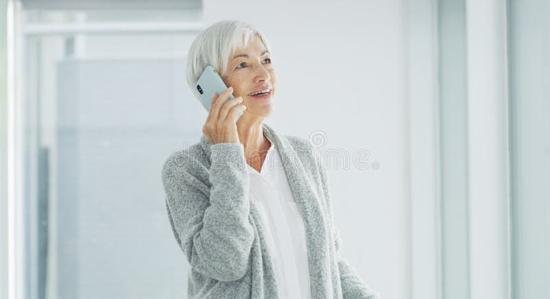 Telefonata a casa e felice anziana donna per contatto e chiacchiere online. Pensioni di pensionamento e anziani fotografie stock