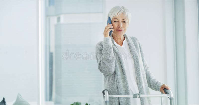 Telefonata e donna anziana a casa per contatto e chat online. Spazio di pensionamento e anzianità immagine stock libera da diritti