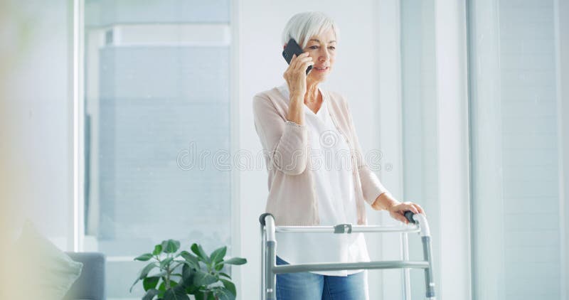 Telefonata telefonica e donna anziana in casa per contatto e chat online. pensionati felici e anziani fotografie stock