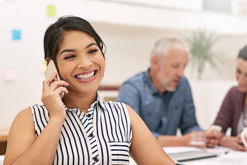 Telefonate di sorriso e imprenditrice creativa in un incontro di conversazione o relazioni pubbliche. ascolto mobile o fotografia stock libera da diritti