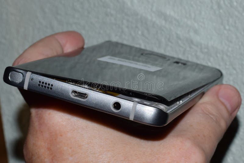 Telefone celular danificado com a parte traseira que vem distante fotos de stock Telefone celular danificado com a parte traseira que vem distante fotos de stock