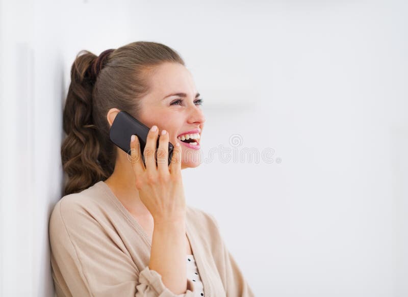 Telefone Celular De Fala Da Jovem Mulher Feliz E Vista No Espaço Da Cópia  Foto de Stock - Imagem de celular, vista: 33220662