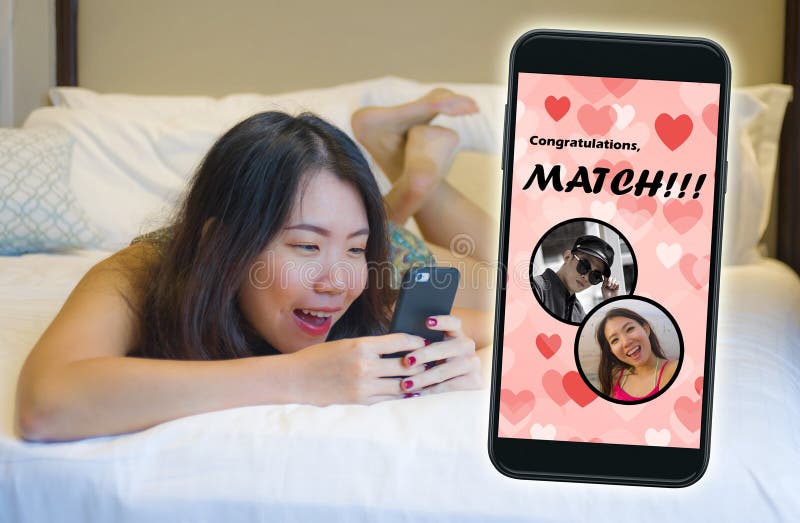 Telefone celular e menina chinesa asiática bonita e feliz nova que usa o app datando em linha alegre recebendo um fósforo com um foto de stock royalty free Telefone celular e menina chinesa asiática bonita e feliz nova que usa o app datando em linha alegre recebendo um fósforo com um foto de stock royalty free