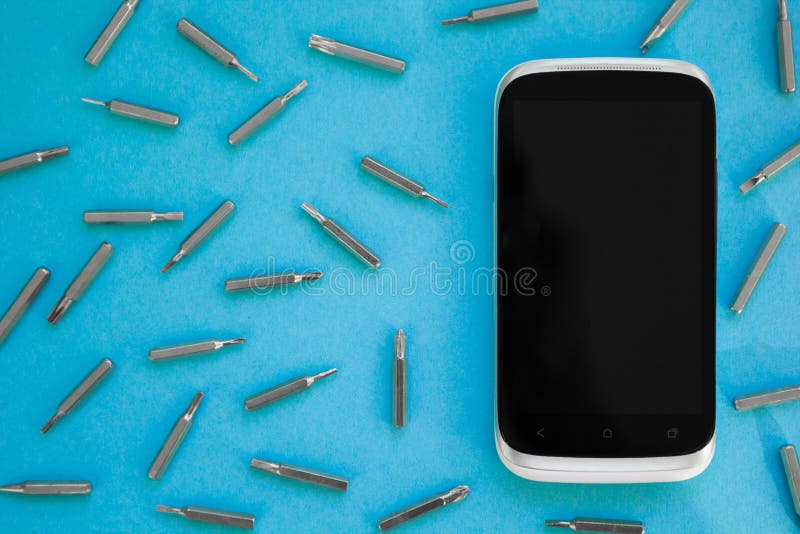 Telefone celular que repara, vista horizontalmente colocada, superior, fundo azul, conceito fotografia de stock Telefone celular que repara, vista horizontalmente colocada, superior, fundo azul, conceito fotografia de stock