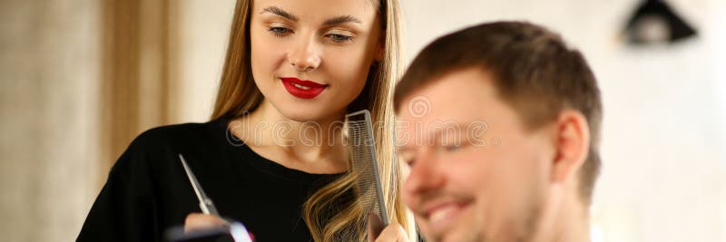 Telefone da exibi??o do cliente do homem ao cabeleireiro da mulher imagem de stock Telefone da exibi??o do cliente do homem ao cabeleireiro da mulher imagem de stock