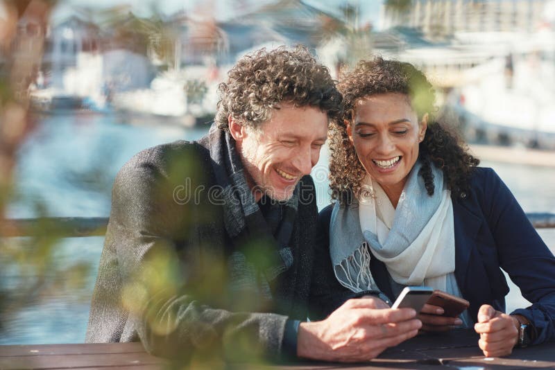 Telefone de casal inter-racial e rindo para piadas engraçadas de mídia  social ou meme com café no café homem e mulher felizes compartilham risadas  olhando para smartphone móvel com conexão 5g para entretenimento