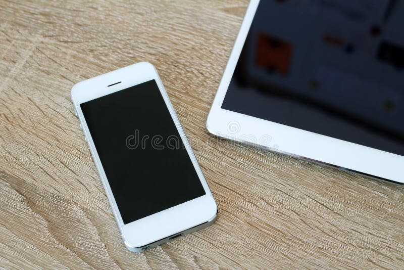 Telefone e tabuleta brancos do toque com teclado fotografia de stock Telefone e tabuleta brancos do toque com teclado fotografia de stock