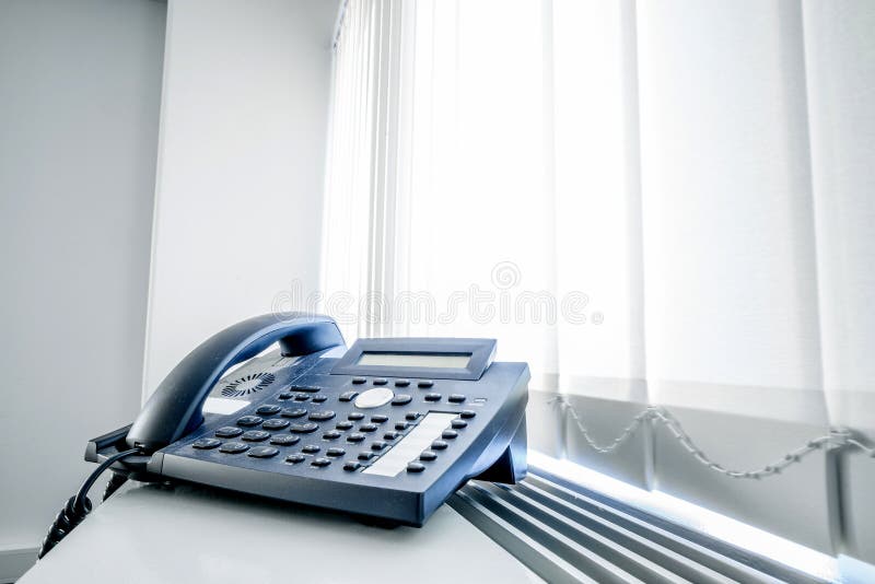Telefone em uma janela do escritório imagem de stock royalty free Telefone em uma janela do escritório imagem de stock royalty free