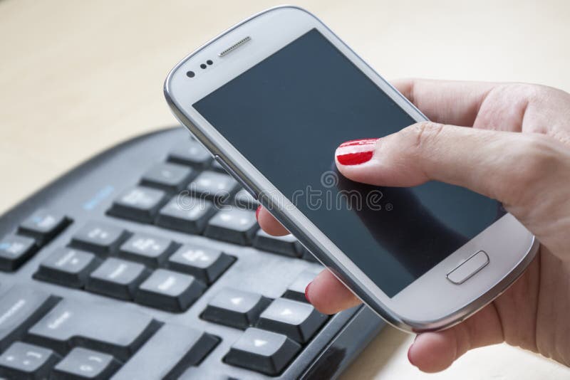 Telefone esperto no escritório imagens de stock Telefone esperto no escritório imagens de stock