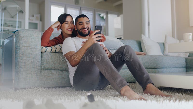 Telefone de casal inter-racial e rindo para piadas engraçadas de mídia  social ou meme com café no café homem e mulher felizes compartilham risadas  olhando para smartphone móvel com conexão 5g para entretenimento