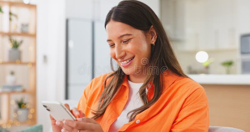 Jovem mulher sorrindo e rindo enquanto enviava mensagens de texto em um  telefone em casa mulher alegre conversando com seus amigos nas mídias  sociais navegando online e assistindo memes engraçados da internet