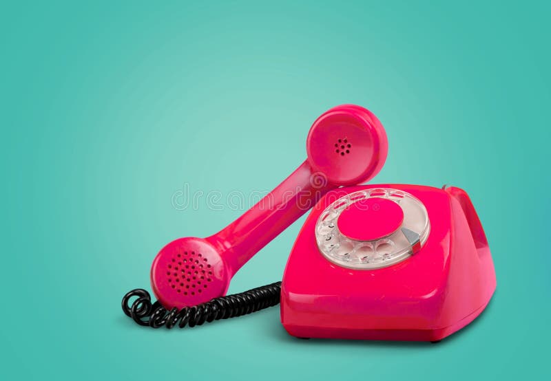 Telefone rosa retrô sobre fundo azul imagem de stock royalty free