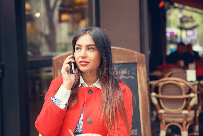 Telefongespräch Schließen Sie herauf Porträt einer amerikanischen Geschäftsfrau, die mit Mobiltelefon spricht lizenzfreie stockbilder Telefongespräch Schließen Sie herauf Porträt einer amerikanischen Geschäftsfrau, die mit Mobiltelefon spricht lizenzfreie stockbilder