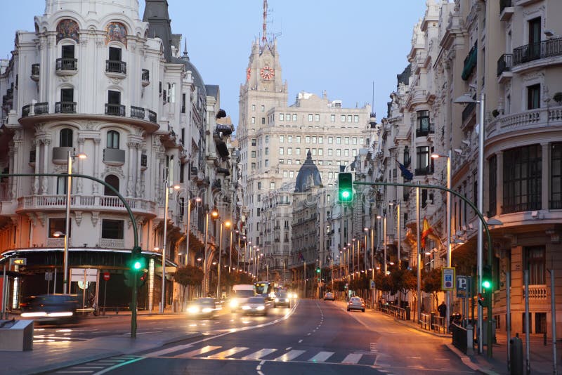 Telefonica que emplea Gran vía la calle en Madrid imagen de archivo libre de regalías Telefonica que emplea Gran vía la calle en Madrid imagen de archivo libre de regalías