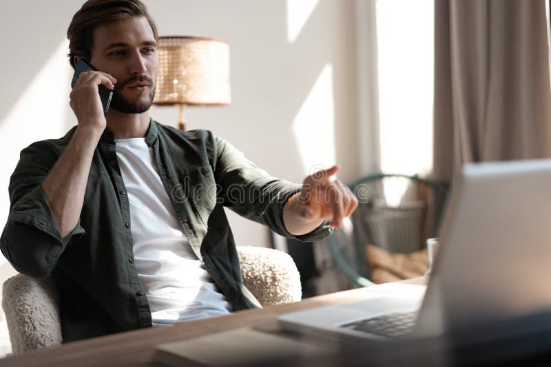 Telefonischer junger Geschäftsmann. gut aussehender Mann mit seinem Smartphone. stockfotografie
