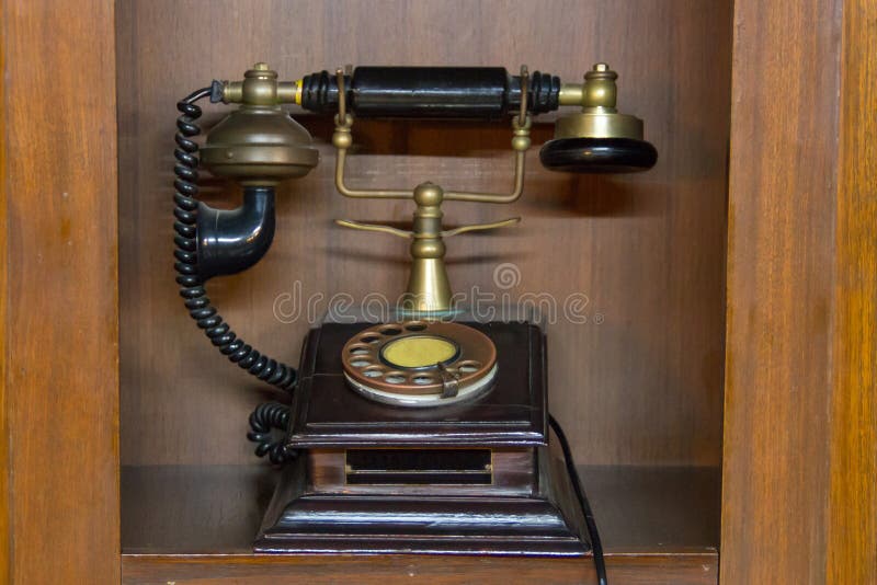 Telefoni antico immagine stock. Immagine di corpo, ottone 10762615