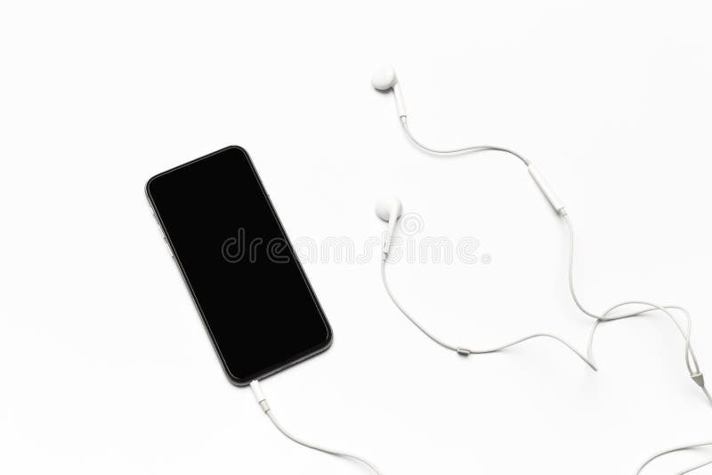 Telefono cellulare con le cuffie bianche isolate su bianco fotografia stock