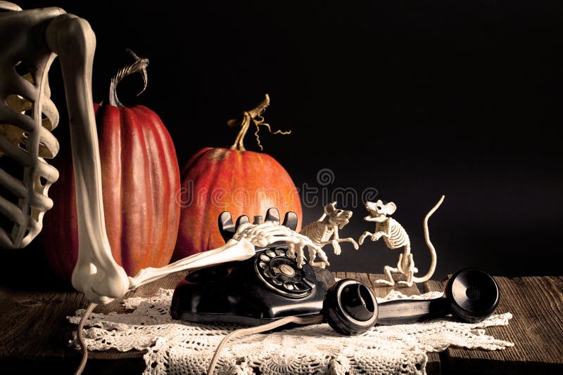 Telefono d'annata di composizione di scheletro di Halloween fotografie stock libere da diritti Telefono d'annata di composizione di scheletro di Halloween fotografie stock libere da diritti