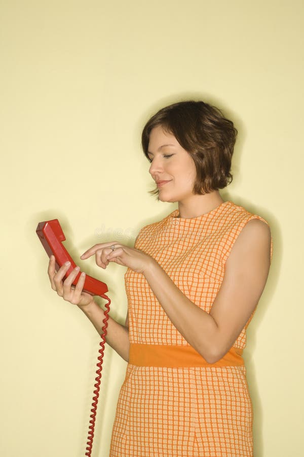 Telefono di composizione della donna. immagine stock Telefono di composizione della donna. immagine stock