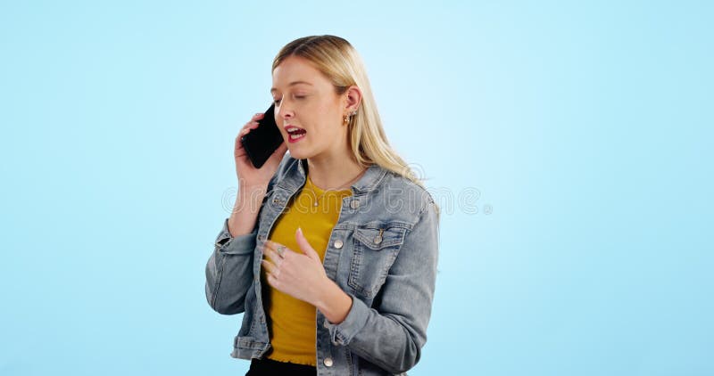 Telefono di conversazione e donna con connessione parlante e discussione in uno studio blu. persona fisica o