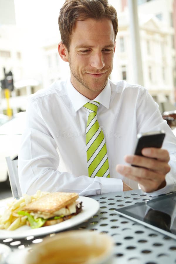 Telefono e sorridi al bar per la notifica contatto e recensione aziendale durante la pausa pranzo. persona d'affari alimenti e fotografia stock