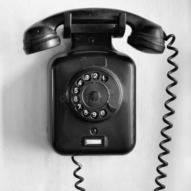 Telefono nero della parete dell'annata immagine stock libera da diritti Telefono nero della parete dell'annata immagine stock libera da diritti