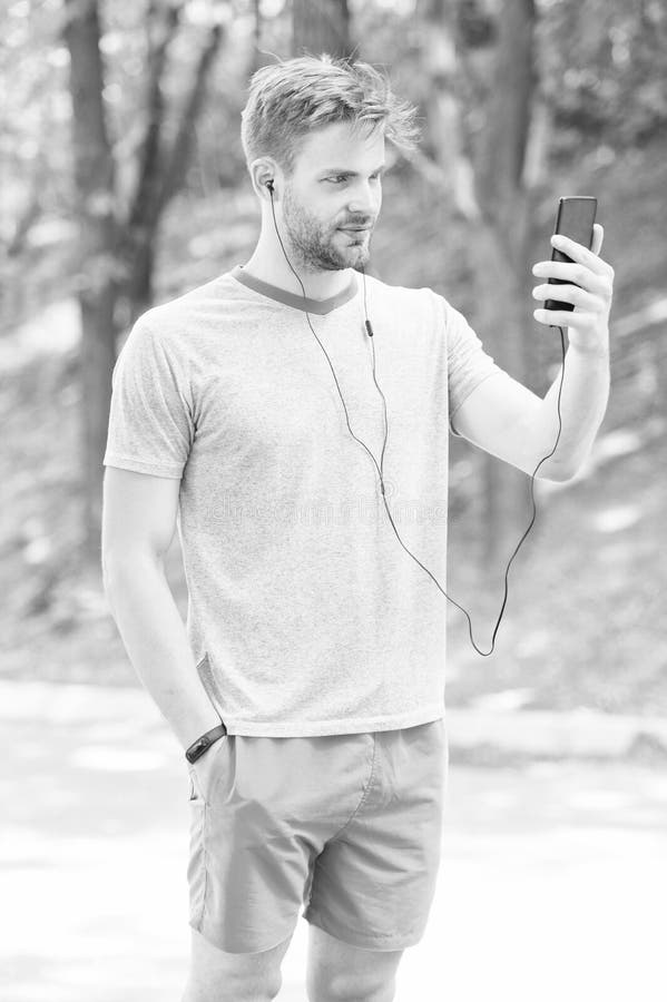 Telefono progettato per il raggiungimento degli obiettivi di idoneità Videoconferenza di Sportsman Uomo atletico che utilizza fotografia stock Telefono progettato per il raggiungimento degli obiettivi di idoneità Videoconferenza di Sportsman Uomo atletico che utilizza fotografia stock