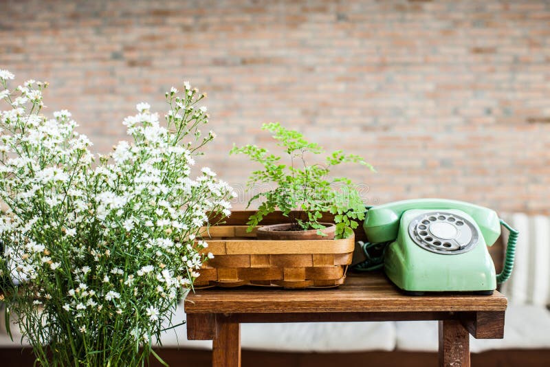 Telefono rotatorio di retro verde della menta sulla tavola di legno immagini stock libere da diritti Telefono rotatorio di retro verde della menta sulla tavola di legno immagini stock libere da diritti