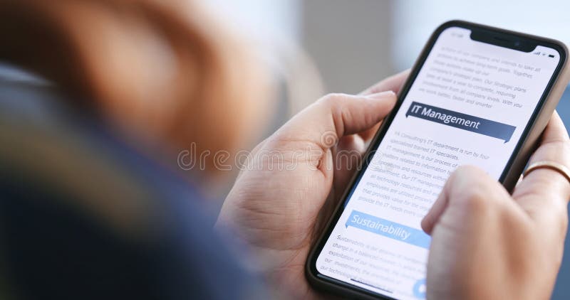 Telefonskärm - IT och företagsanställda på kontoret för forskningswebbplats och Internet. Professionellt företag och arkivfoton
