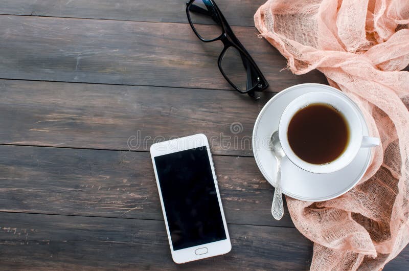 Telefoon en een kop van koffie stock foto Telefoon en een kop van koffie stock foto