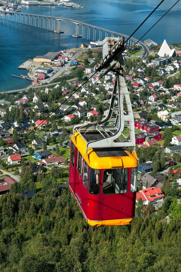 Teleférico acima da cidade de Tromso, Noruega fotografia de stock Teleférico acima da cidade de Tromso, Noruega fotografia de stock