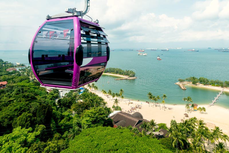 Teleférico de Singapur en la isla de Sentosa con la visión aérea fotografía de archivo libre de regalías Teleférico de Singapur en la isla de Sentosa con la visión aérea fotografía de archivo libre de regalías