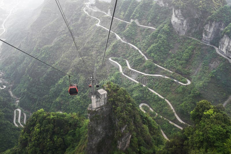Teleférico sobre la carretera con curvas en la montaña de Tianmen, China foto de archivo Teleférico sobre la carretera con curvas en la montaña de Tianmen, China foto de archivo