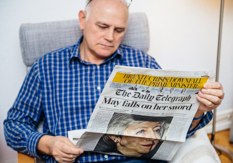 The Daily Telegraf-Mannlesung über Brexit stockfotografie The Daily Telegraf-Mannlesung über Brexit stockfotografie