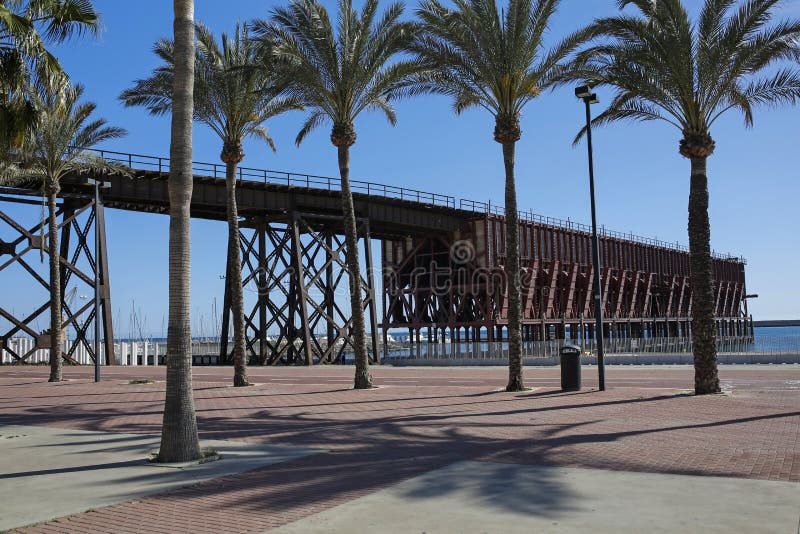 Telegrafíe el embarcadero y el puerto ferroviarios viejos de Ingles- en Almería en España imagenes de archivo Telegrafíe el embarcadero y el puerto ferroviarios viejos de Ingles- en Almería en España imagenes de archivo