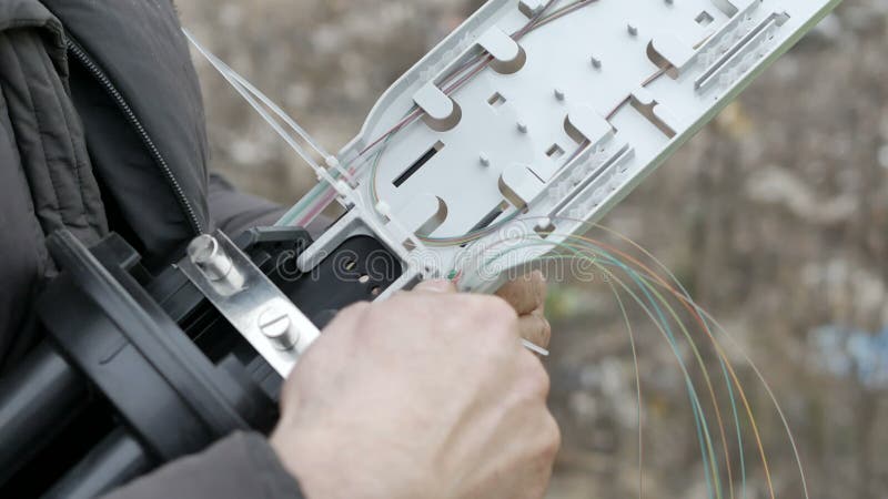 Telekommunikation führt das Arbeiten mit optischer Koppelung aus lizenzfreie stockfotografie Telekommunikation führt das Arbeiten mit optischer Koppelung aus lizenzfreie stockfotografie