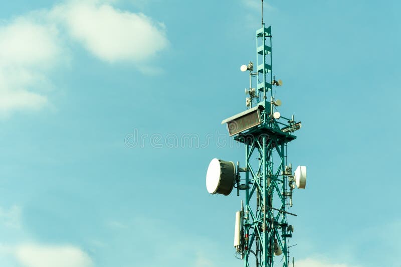 Telekommunikationsantennen im Freien auf dem hohen Metallpfostenbau mit Digitaluhranzeige und Hintergrundabschluß des blauen Himm lizenzfreies stockfoto Telekommunikationsantennen im Freien auf dem hohen Metallpfostenbau mit Digitaluhranzeige und Hintergrundabschluß des blauen Himm lizenzfreies stockfoto