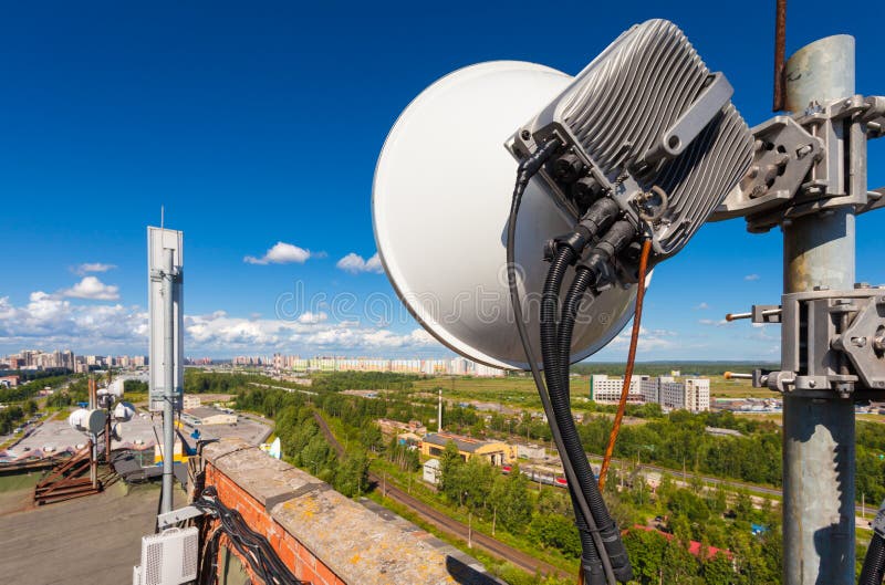 Telekommunikationsturm mit drahtlosen Kommunikationssystemen schließen Mikrowelle, Gremiumsantennen, Faser, Optik- und Macht cabl lizenzfreie stockfotos Telekommunikationsturm mit drahtlosen Kommunikationssystemen schließen Mikrowelle, Gremiumsantennen, Faser, Optik- und Macht cabl lizenzfreie stockfotos