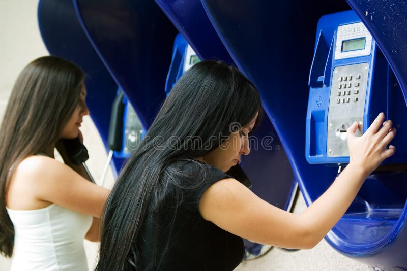 Due giovani donne a parlare da via telefono.