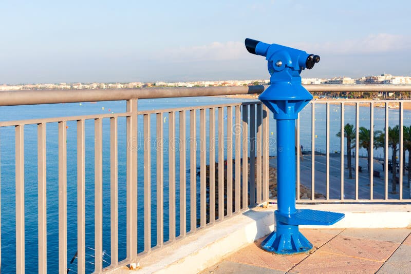 Telescopio che sovrasta le strade della città e la costa marittima immagine stock libera da diritti Telescopio che sovrasta le strade della città e la costa marittima immagine stock libera da diritti