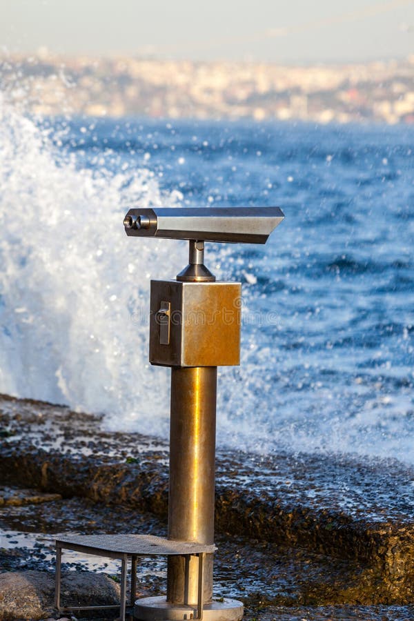 Telescopio che trascura per il mare a Costantinopoli fotografia stock Telescopio che trascura per il mare a Costantinopoli fotografia stock