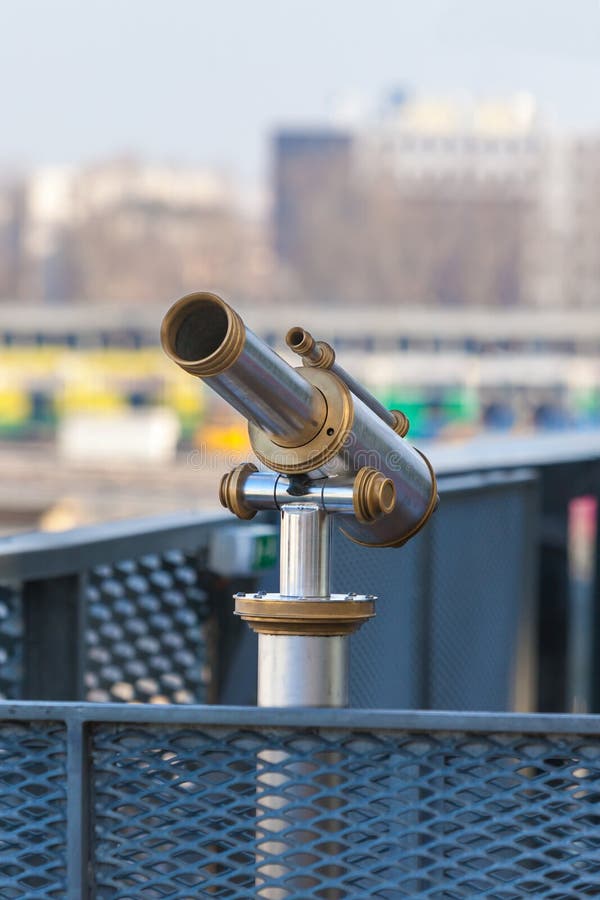 Telescopio che trascura per le vie della città da sopra fotografie stock libere da diritti Telescopio che trascura per le vie della città da sopra fotografie stock libere da diritti